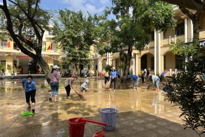 Trường THCS Bình Dương dọn vệ sinh sau lụt ngày 11-12/10/2022